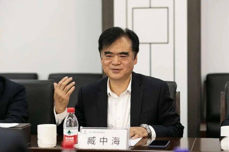 采访组一行与中冶武勘党委书记,董事长臧中海就国内外钢铁,冶建行业