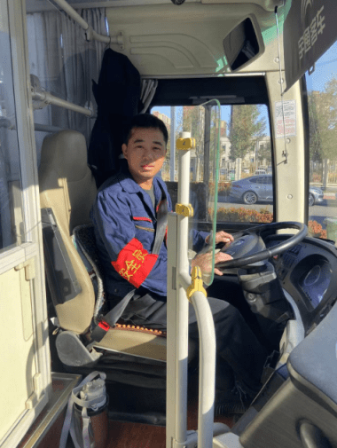 "就是本能反应",北京大兴公交司机路遇险情挺身救火_灭火_郭冲_驾驶员