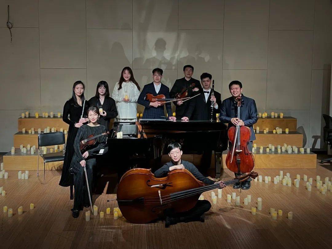 作为男高音,他师从声乐教育家刘迁先生,stanley cornett教授,能熟练地