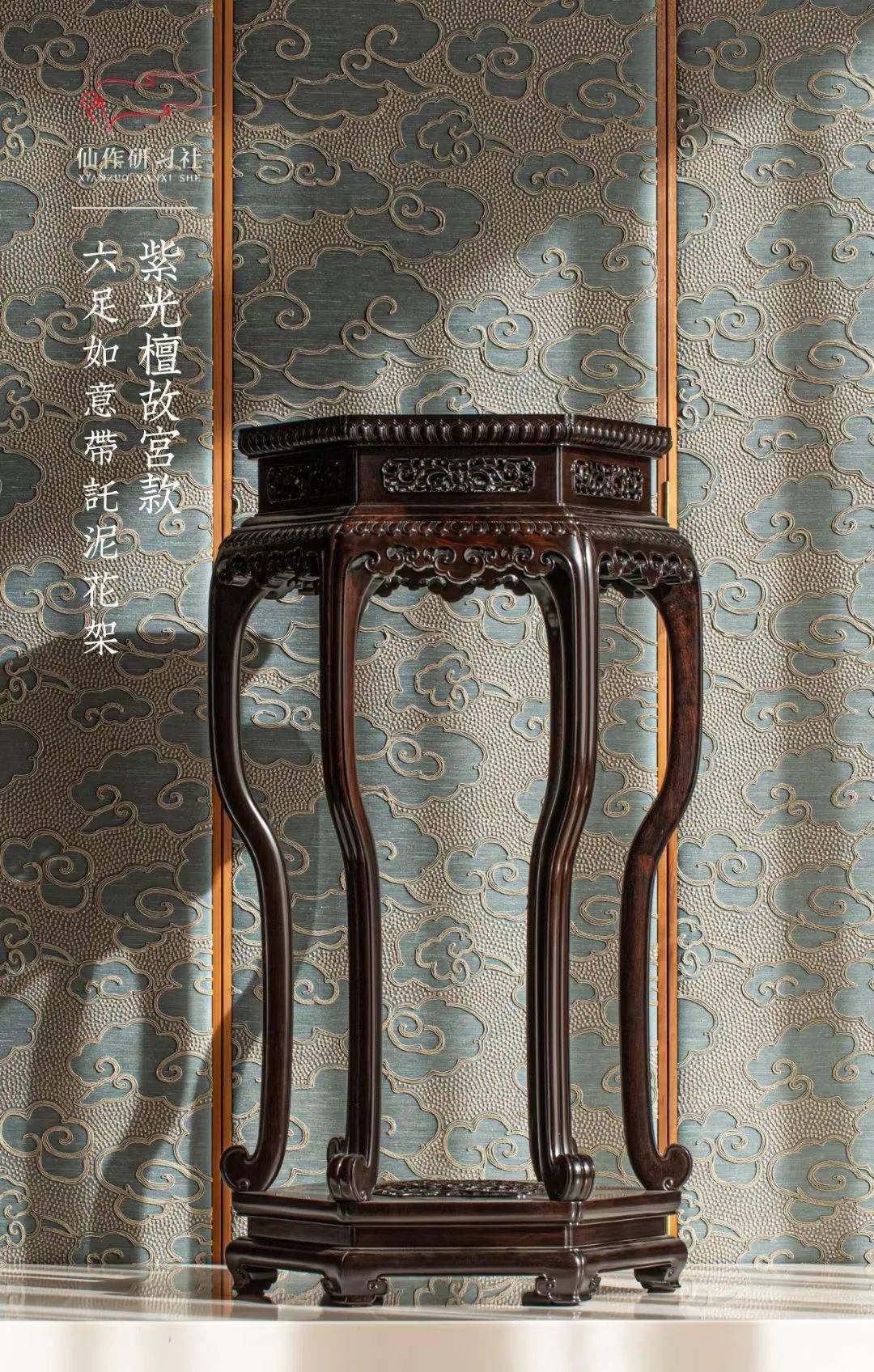 香几边抹开委角,刚柔并济有气有度;带托腮,牙板厚实,锼镂做大小勾连