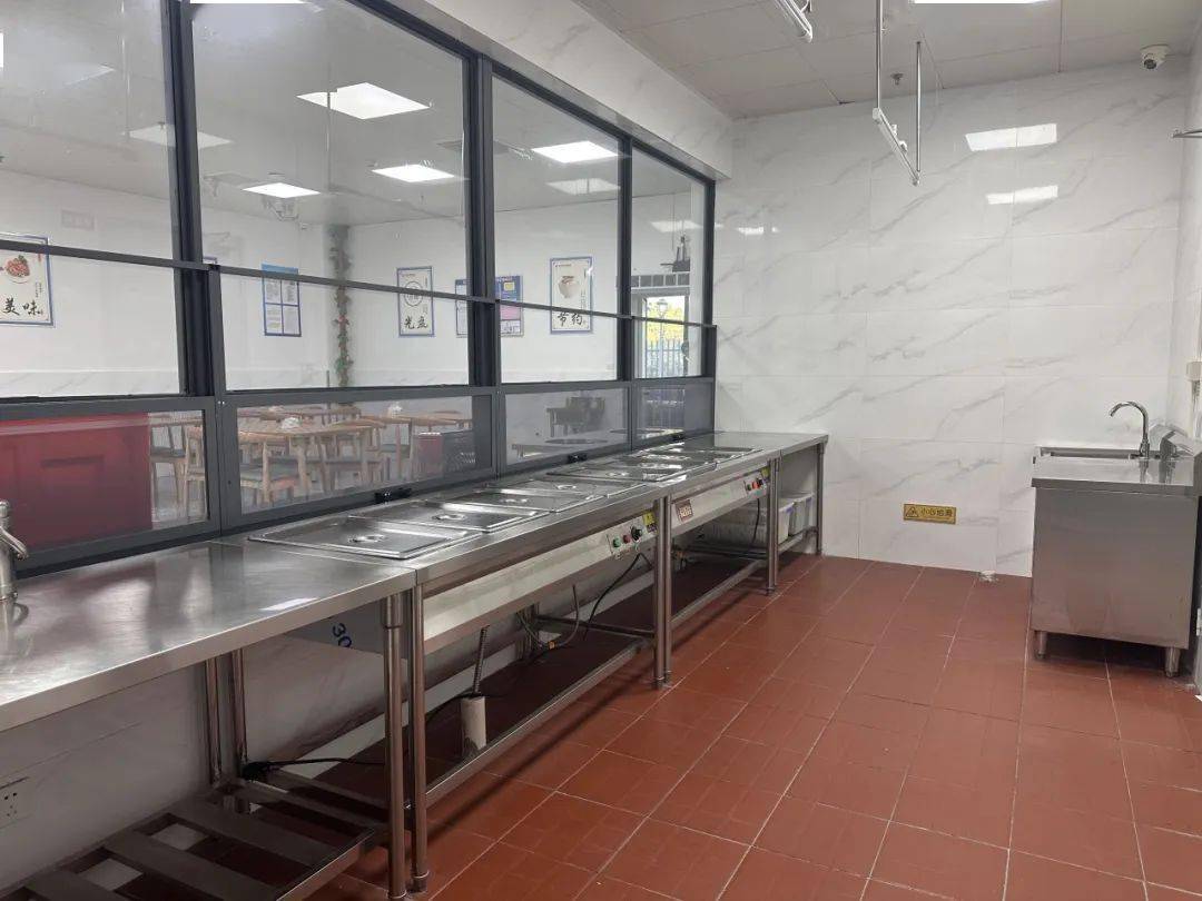 3.就餐区干净整洁,设置明显的"光盘行动"等宣传海