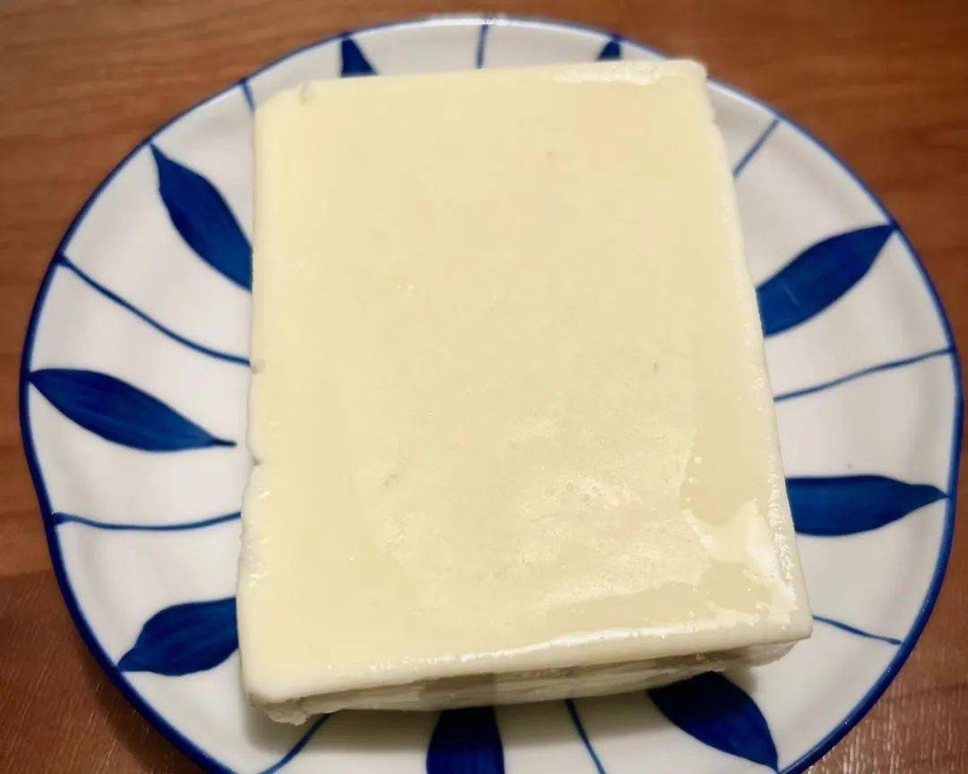 图片来源:自己吃的奶豆腐是鲜牛乳静置自然发酵,去掉上浮的奶油和乳清