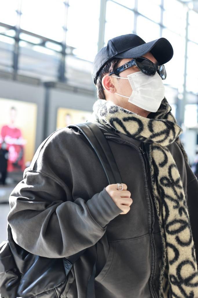 2023年11月18日,上海,苏有朋现身上海虹桥机场.