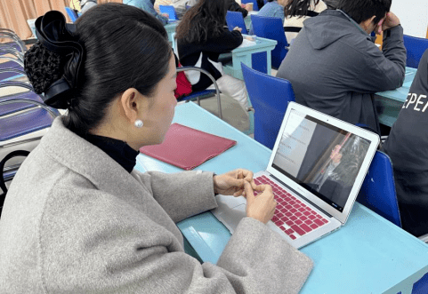 播音主持学院空乘教研室教师周晨竹整个比赛过程充满了教学的活力和