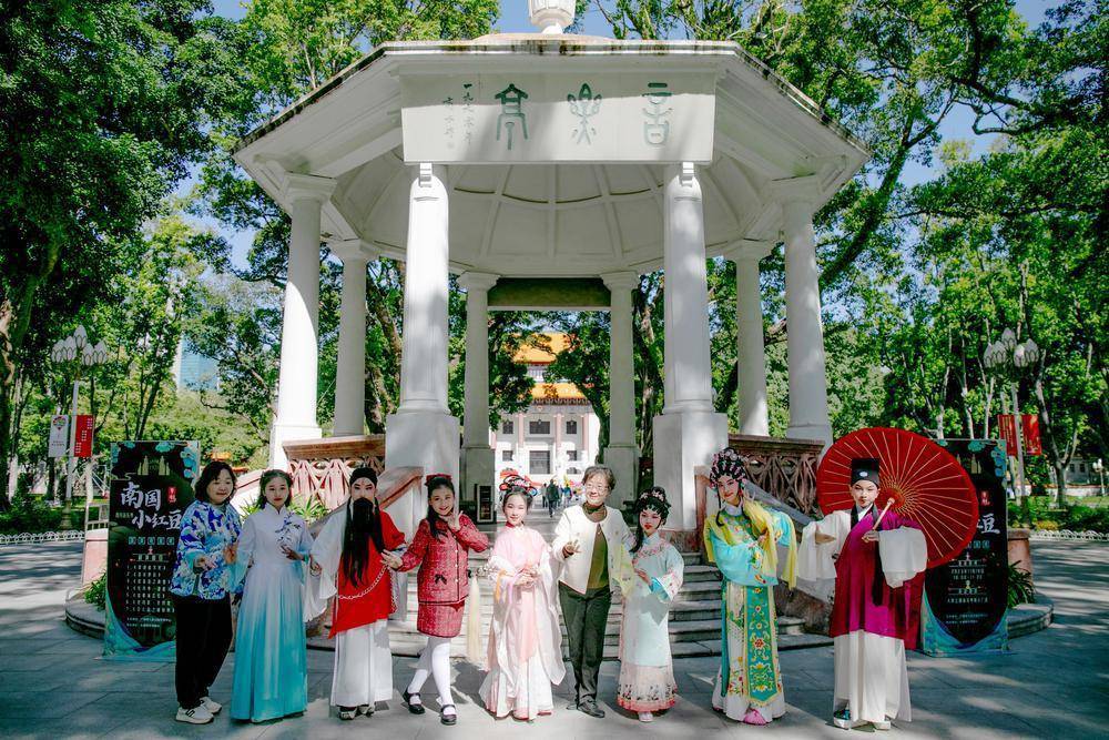 人小鬼大戏很足,一群萌娃相聚广州市人民公园唱粤剧_年级_来自_小学