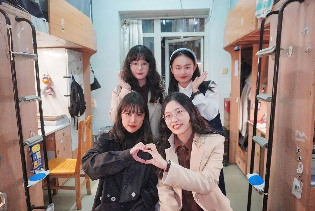 辅导员:包 晗2020级a区 六舍122室——公共管理学院弄潮儿向涛头立