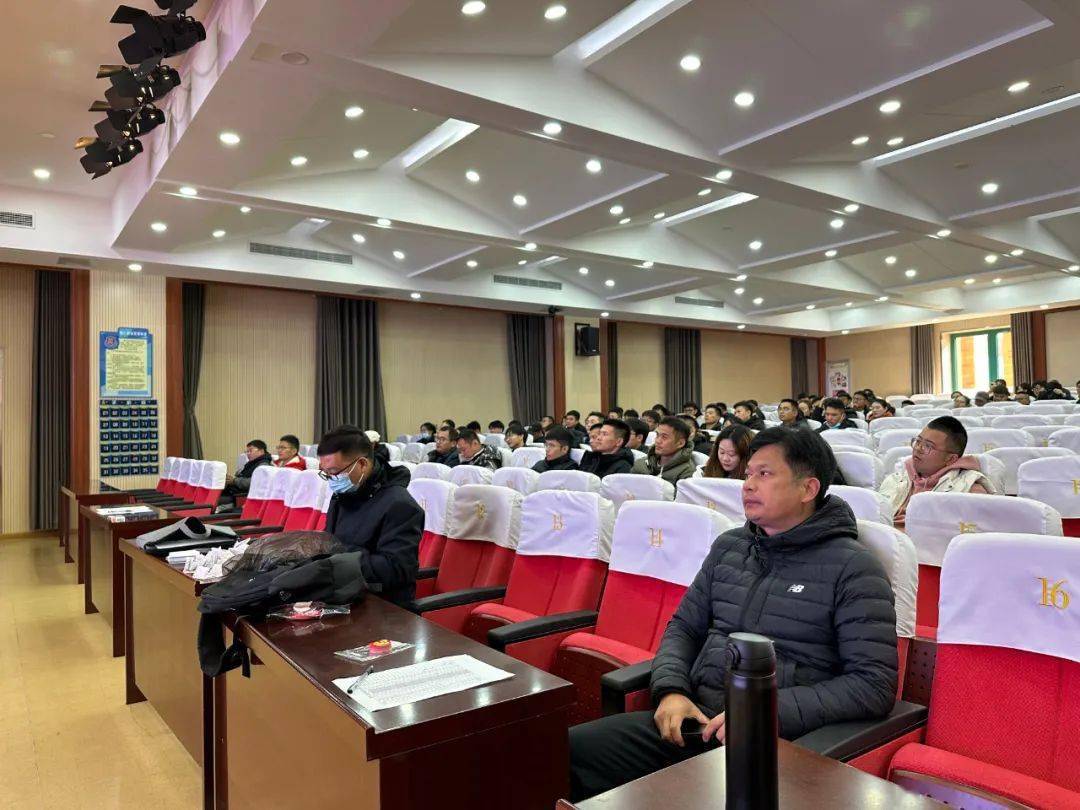 海门区中小学教师研修中心,体育教研员张义峰主任在会议上详细解读了