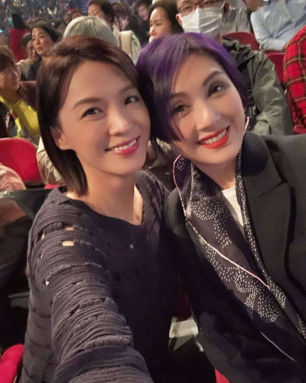 49岁陈炜与杨千嬅看黎明演唱会!