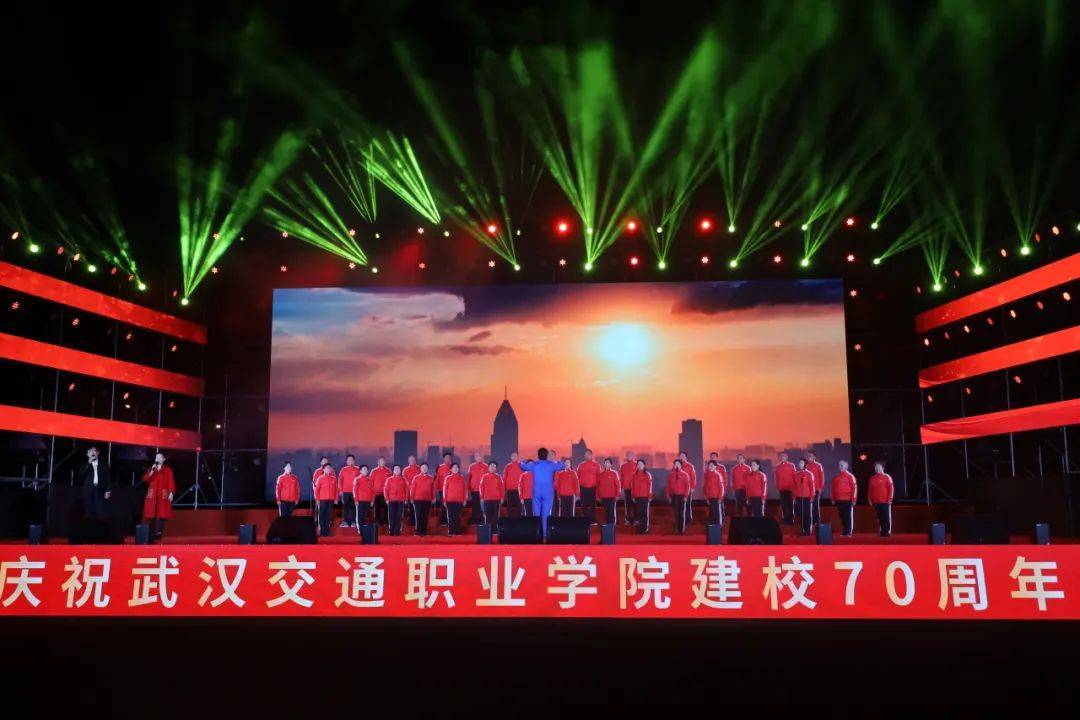奔流入江河第一篇章▲当代舞《水韵》序章共赴武汉交通职业学院建校