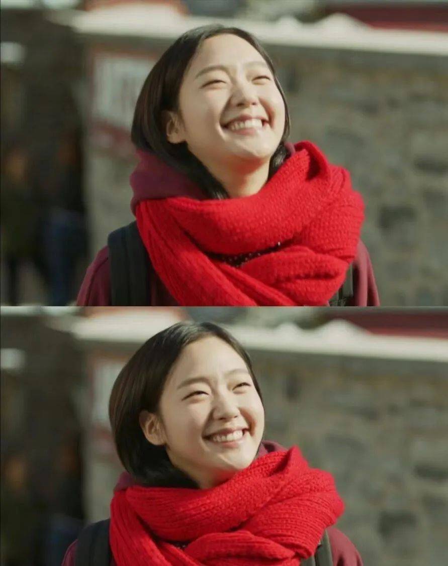 前几年大火的韩剧《鬼怪》中女主就有一条非常显眼的红色纯色围巾
