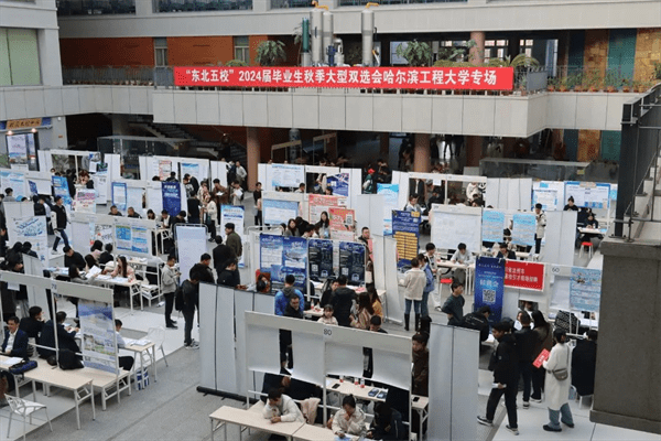 苏州高铁新城：人社服务温度激活“引才活水”（苏州高铁新城社保服务中心）