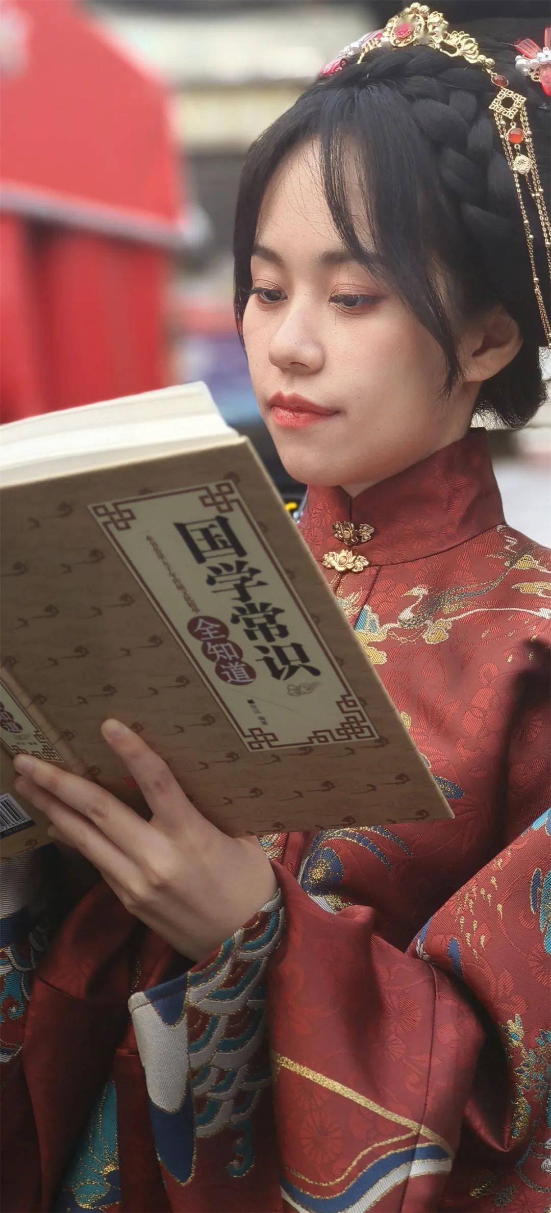 在河南郑州街头,一位名叫王乐天的汉服爱好者身着汉服出行被媒体报道