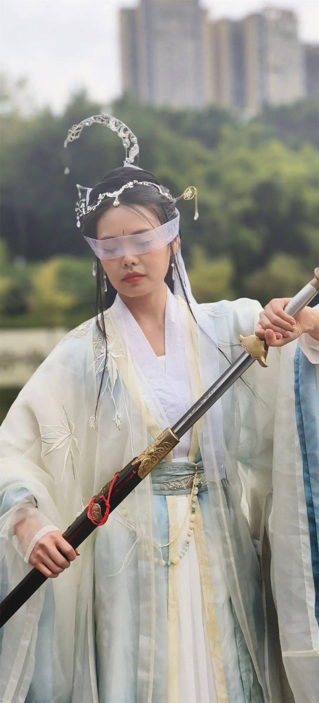 在河南郑州街头,一位名叫王乐天的汉服爱好者身着汉服出行被媒体报道