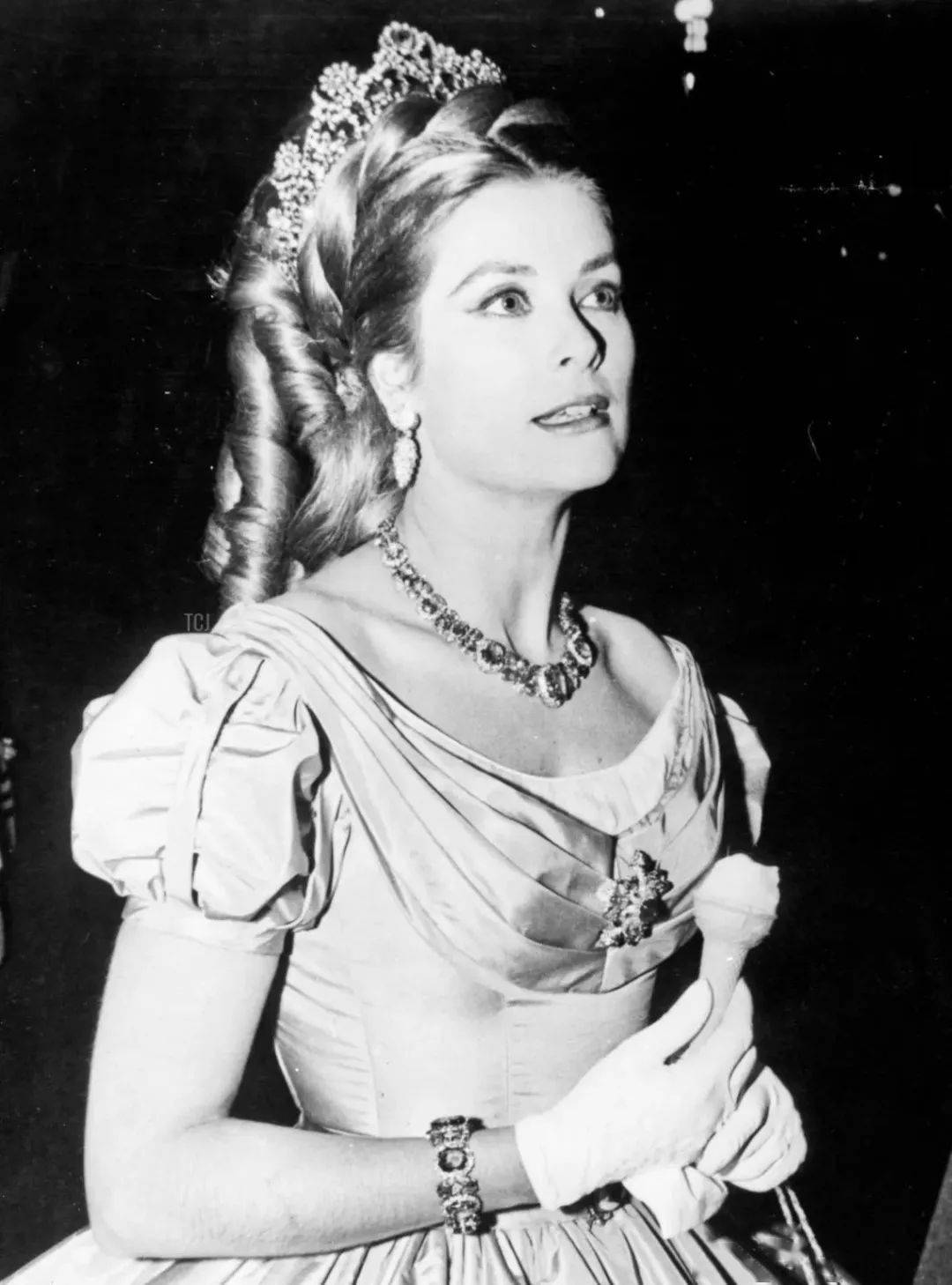 1040 颗钻石,总重超过 250 克拉的冠冕也属于约瑟芬,是拿破仑在加冕时