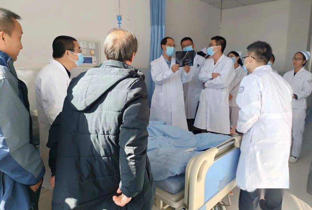 【"组团式"帮扶】兰大一院骨科专家团队来到会宁县人民医院进行授牌