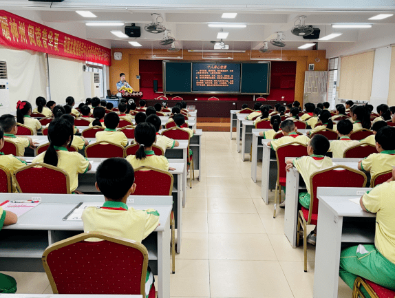 工作人员邀请社区民警卢炽锵在阜沙中心小学开展反邪教宣讲进校园活动