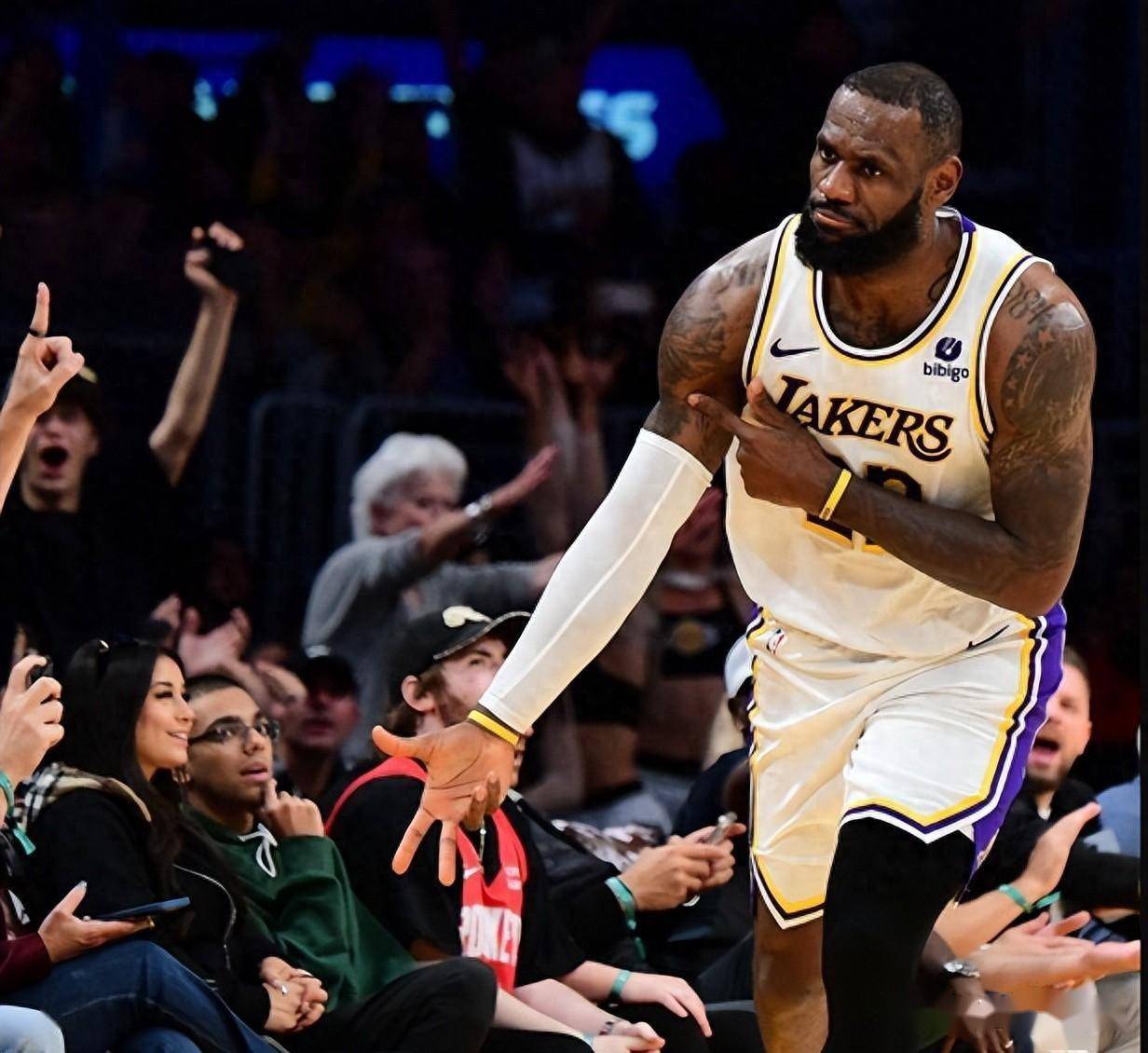 詹姆斯在家中进行了冰浴和高压氧舱的恢复理疗,提前为下一场比赛做