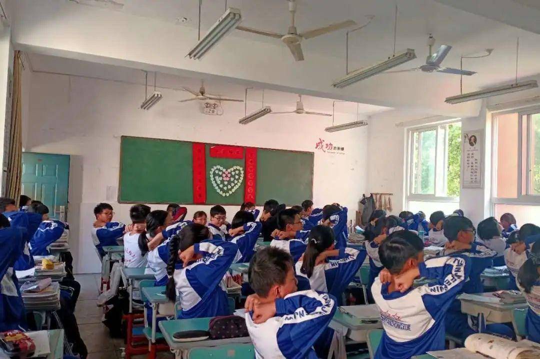 路桥实验中学近期,"消失的课间10分钟"成了社会热议话题,"课间圈养"