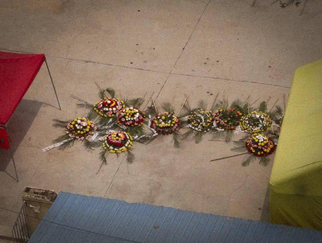 遗忘2022:草地上的葬礼_蓝色_中年人_太原