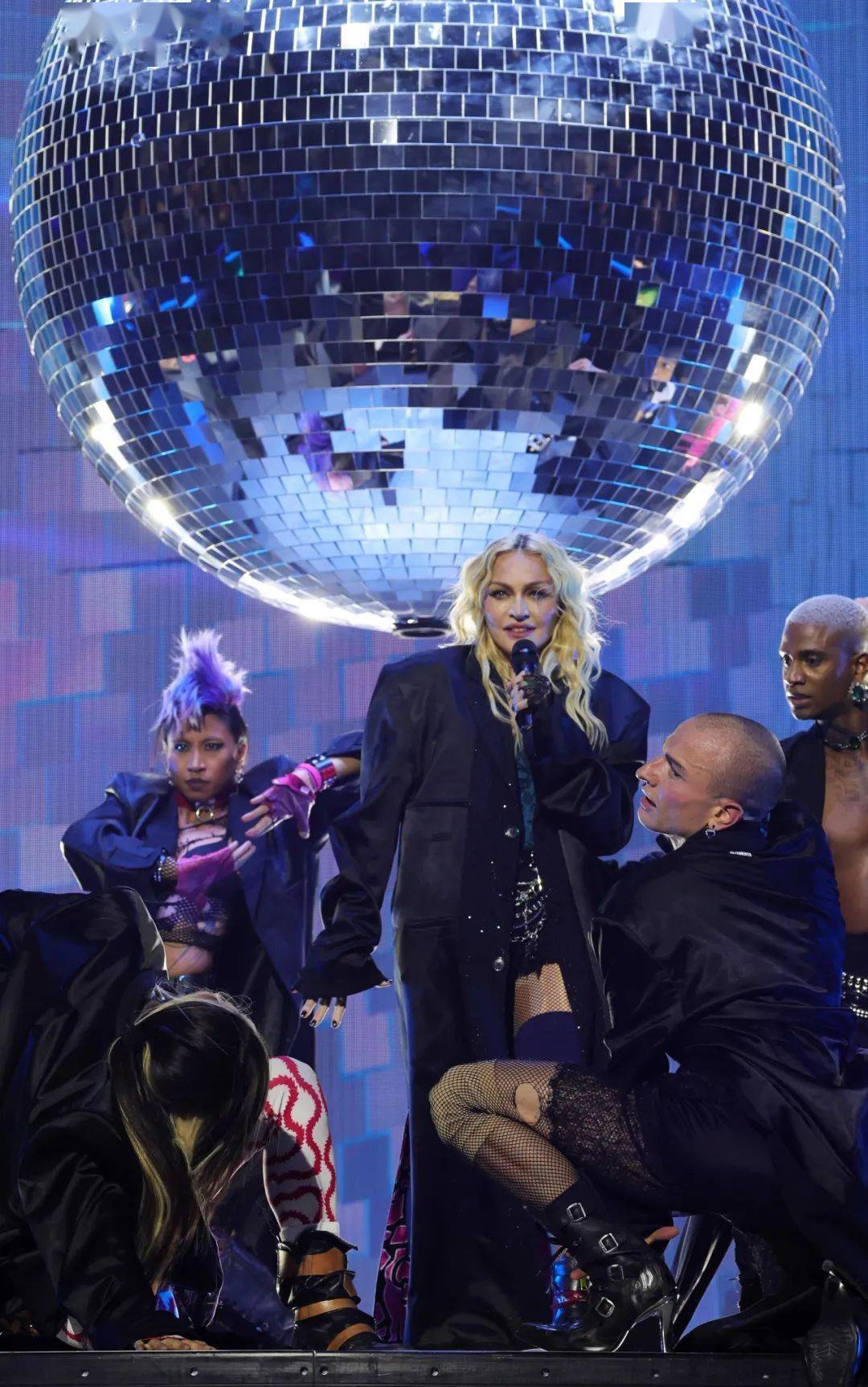 刚从icu死里逃生,65岁的麦当娜又开始"作"了._进化_舞台_黑夜