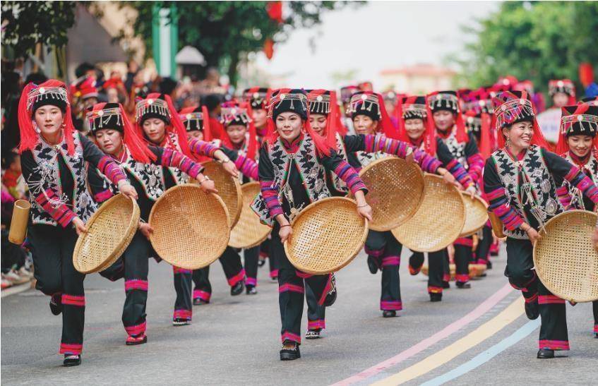 云南绿春:长街古宴迎来客_哈尼_群众_游客