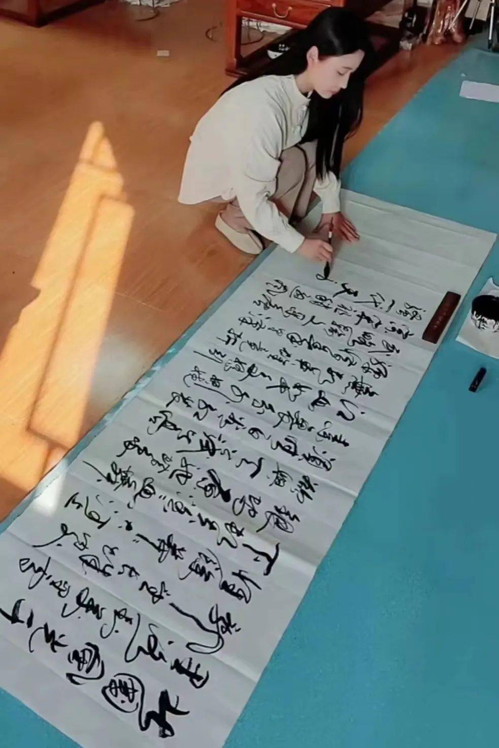 "乐儿"本名张霞,是甘肃天水市甘谷县的一位汉族书香世家的子女.