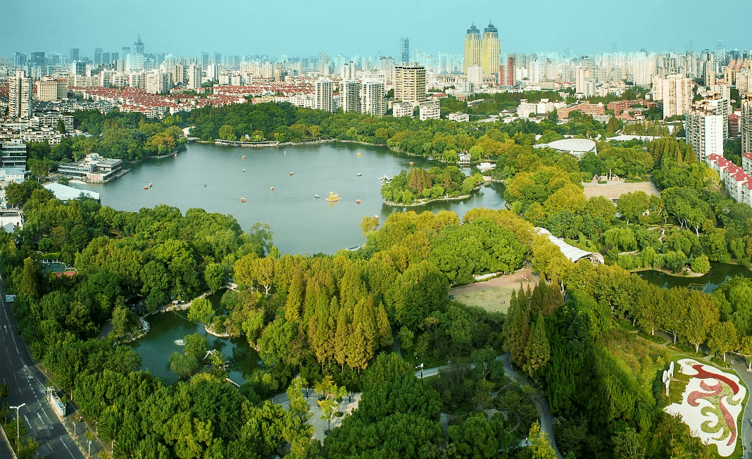 长风公园是普陀区区域内最大的区级公园,园景以湖水为主,山水结合.