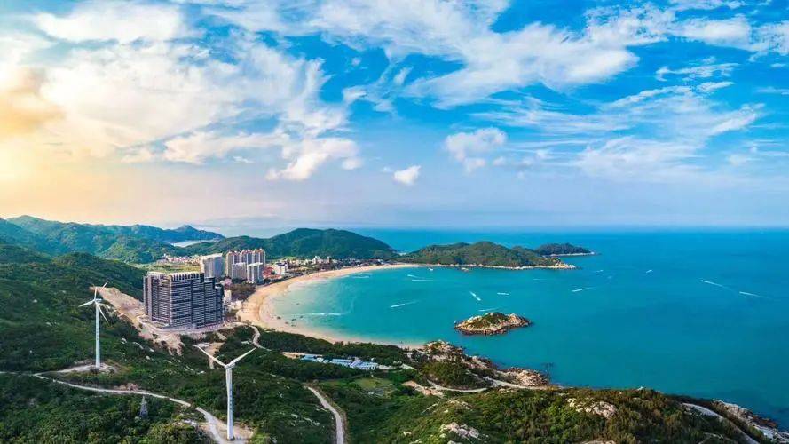 无礁石无淤泥坡度平缓,沙质洁净金黄柔软的沙湾绵延2400多米海似新月