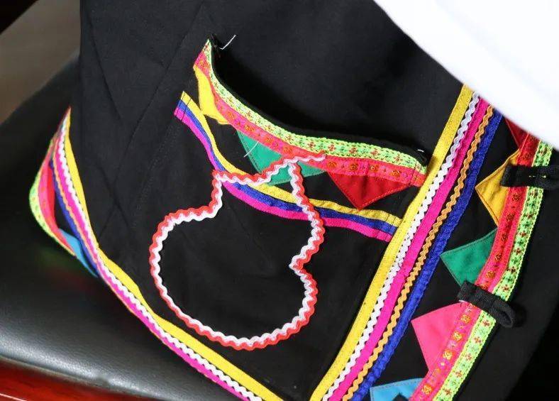 虎图腾现在已经成为了一种精神象征,而狗图腾仍可以在拉祜族服装和包