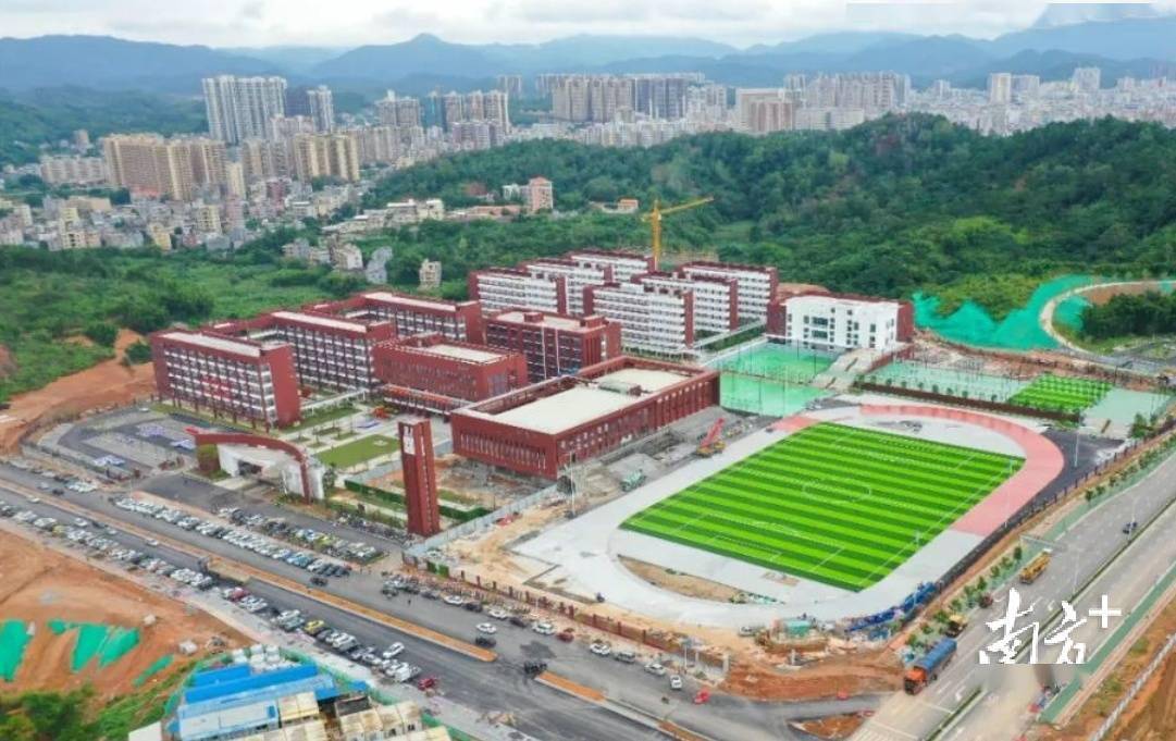 在全省部署推进"百校联百县"的背景下,信宜高标准推进与华南师范大学