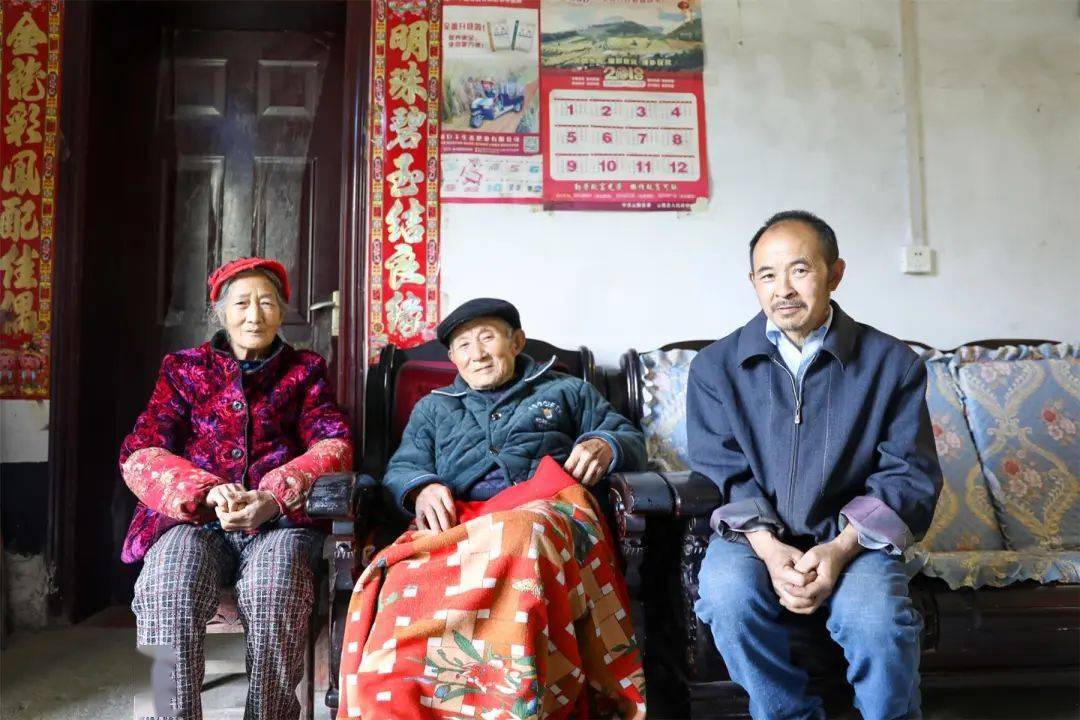 榜样在身边丨李崇荣:邻居有困难,伸手又何妨_刘世平_周纯_母亲