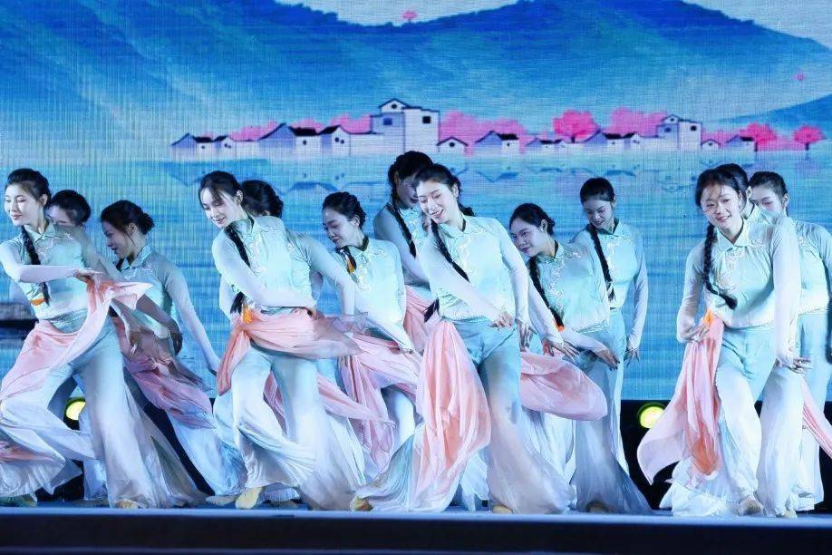 兰溪市文化馆青年舞蹈队编导:方芳,童欢,陈广强,张宁获奖作品《浣纱入