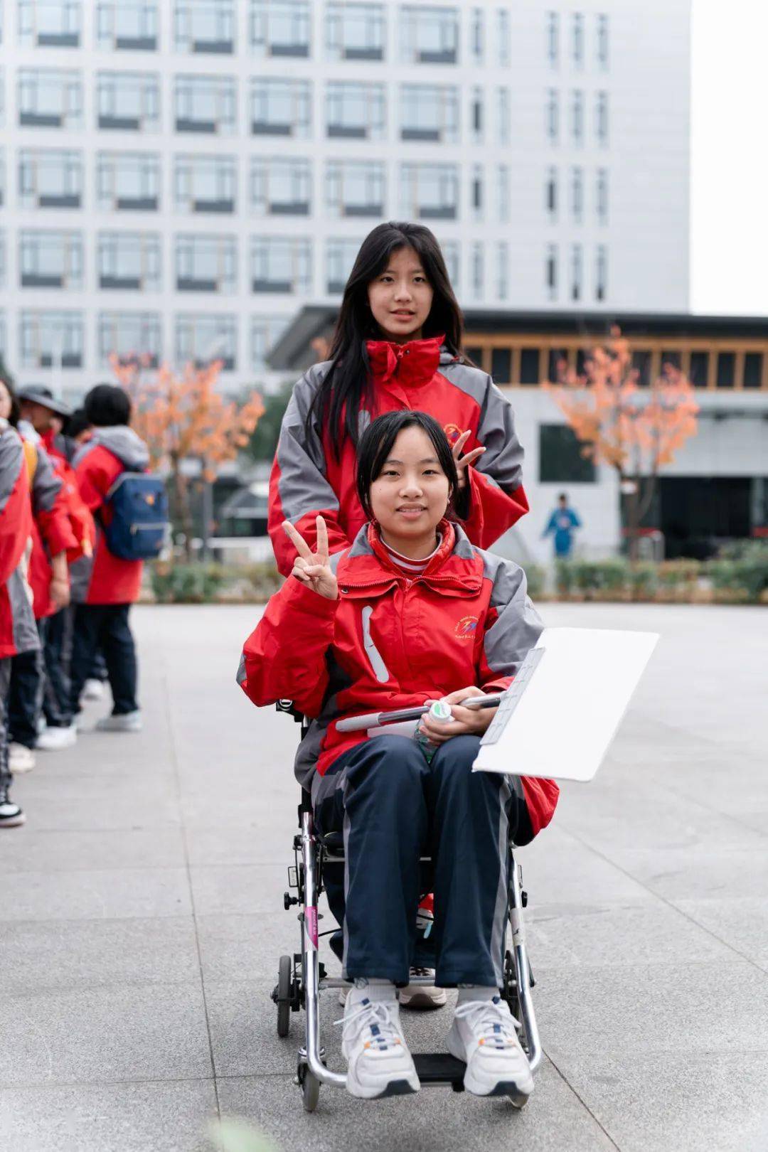 11月17日,恰逢国际大学生节,成都三十七中开展了主题为"今朝筑梦沸
