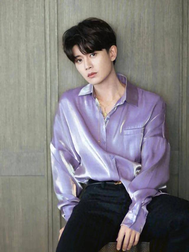 任嘉伦,1989年4月11日出生于山东省青岛市,青岛外事服务职业学校2008