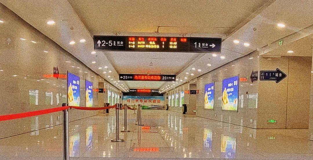 按照指示去往所乘列车的站台确认所乘车次站台查看引导显示屏到达天桥