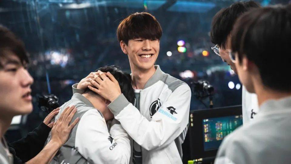 theshy心碎一幕被公开,被zeus碾压后,彻底破防,这次