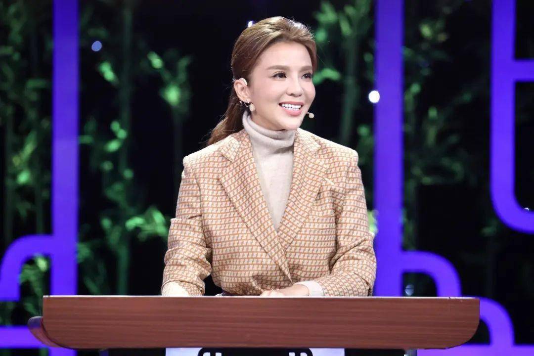 在这个寒冬季节,朱迅用她的行动告诉我们:只要心态年轻,年龄只是一个