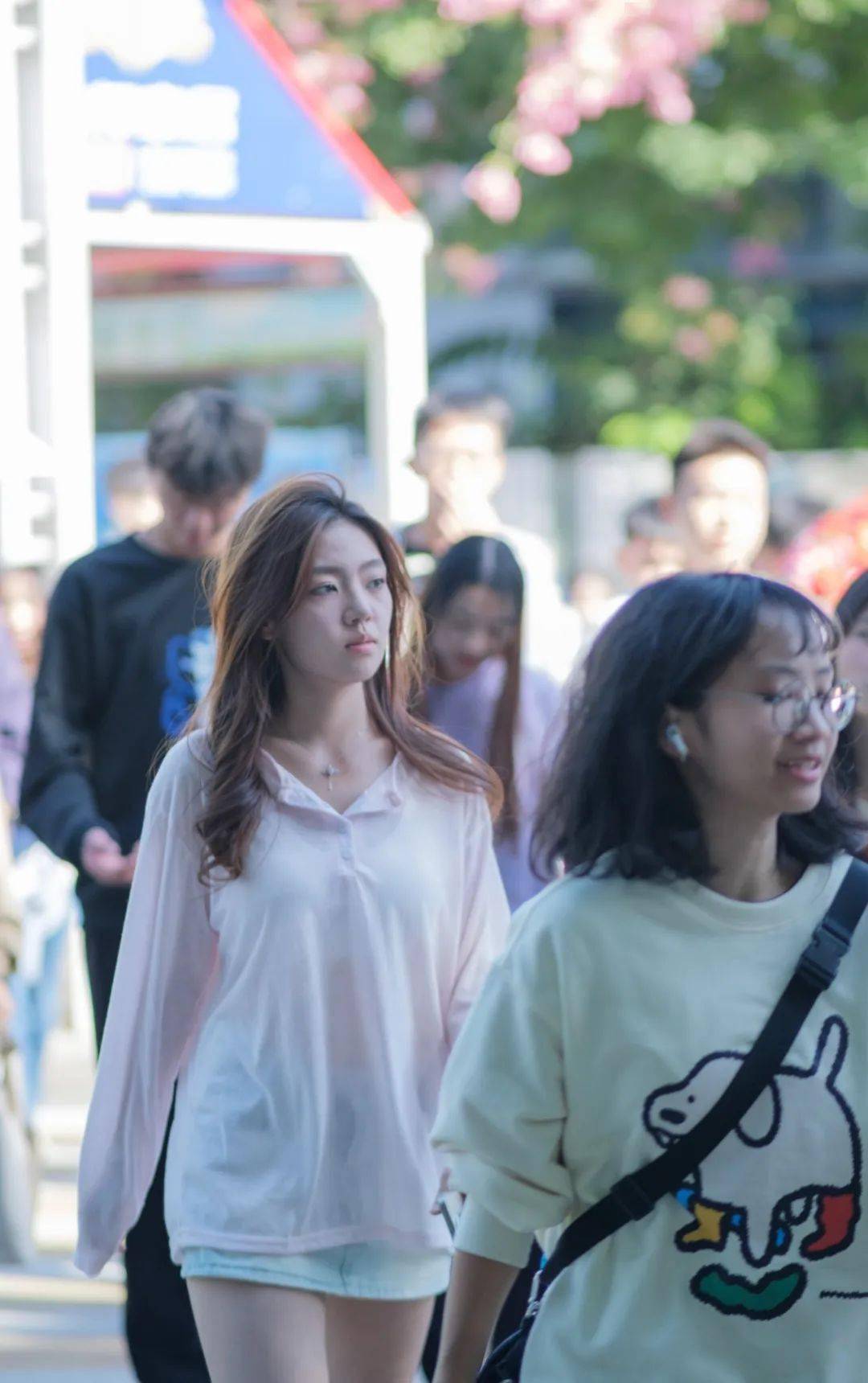 街上好多短袖短裙!_节气_李梦颖_天气