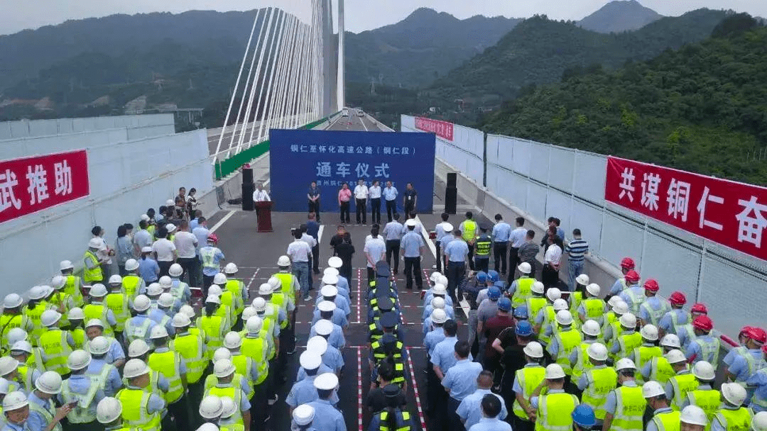 起于贵州省铜仁市碧江区北侧照壁岩,与杭瑞高速公路大兴至思南段以t型