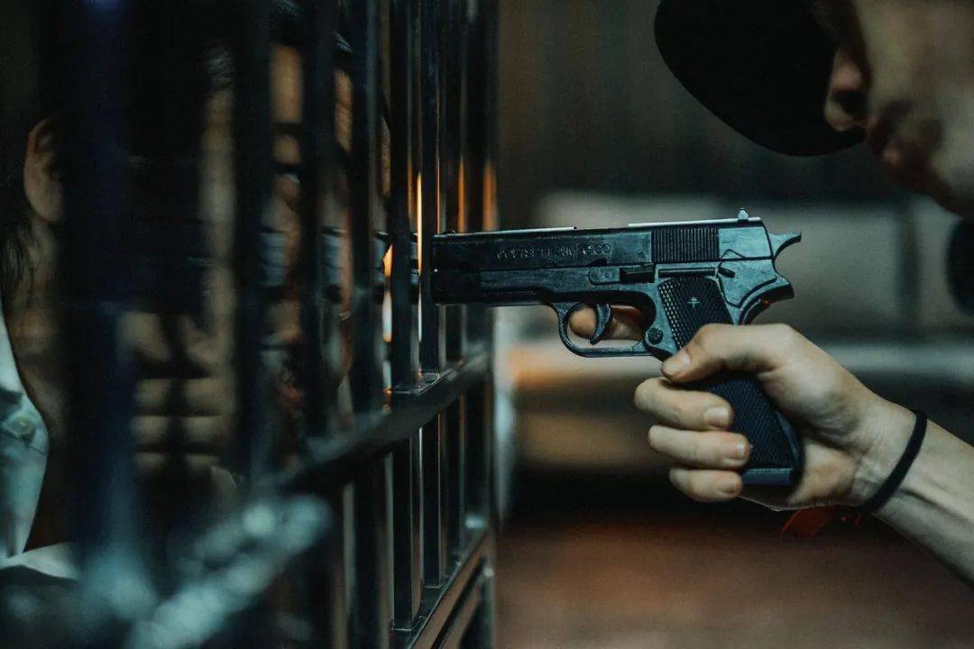 不论是舞台剧,小说还是电视剧,《生吞》无疑是一个悲剧,悲剧不缺伤痛