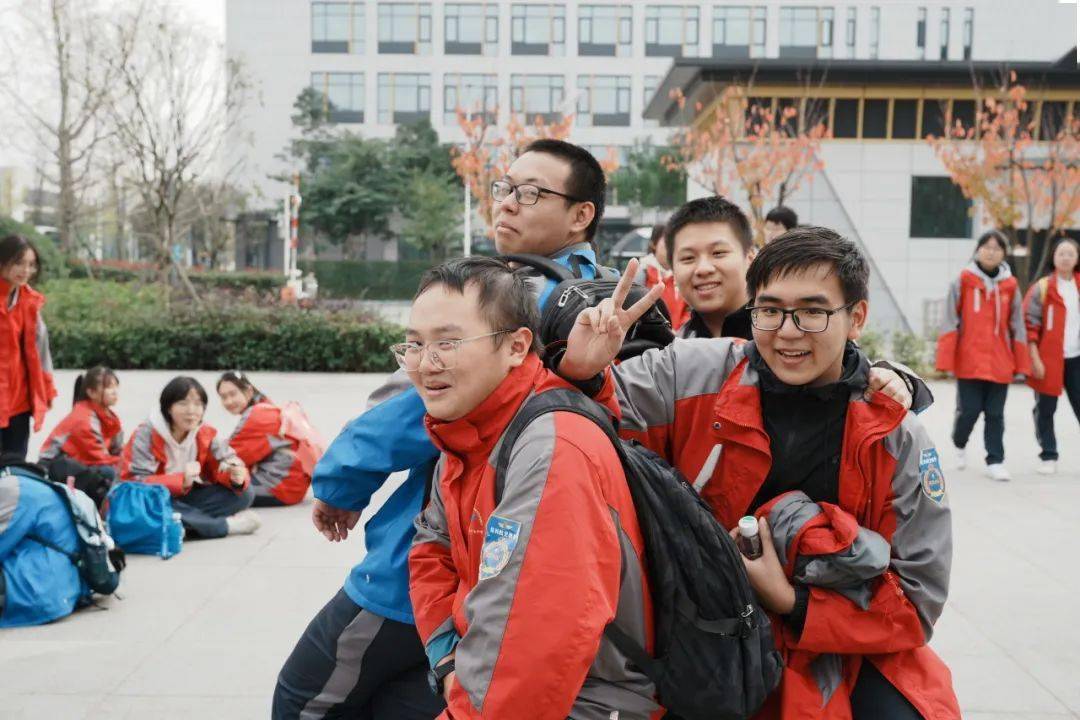 11月17日,恰逢国际大学生节,成都三十七中开展了主题为"今朝筑梦沸