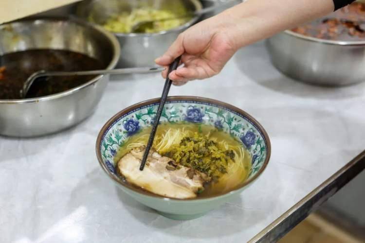 精选的五花肉经过提前腌制,使用十几种香料调配,经过七到八小时的慢炖