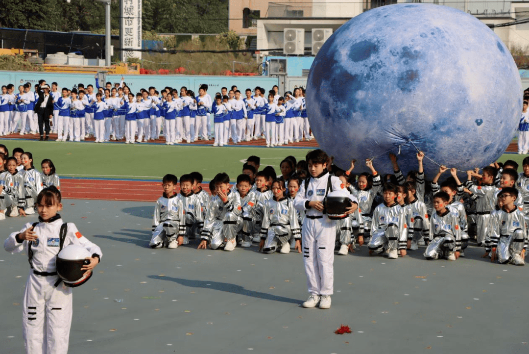 三年級少年接過接力棒演繹《等你來》,以歌聲致敬亞運,以歌聲傳遞愛