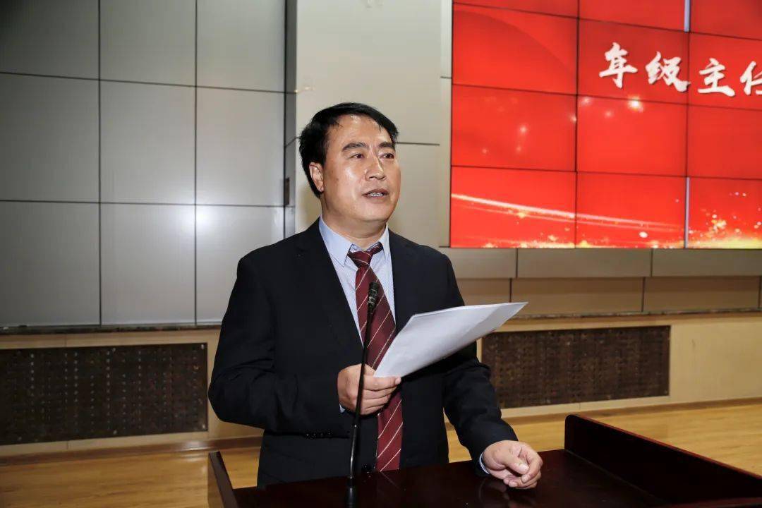 保定一中执行校长吴童玲对同学们这段时间的学习成绩给予了肯定,嘱咐