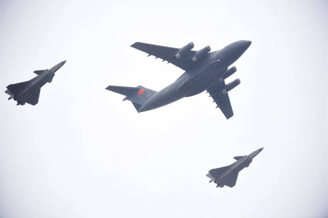 专机进入中国领空后,两架歼-20战斗机护航,并在机场上空通场,"双20