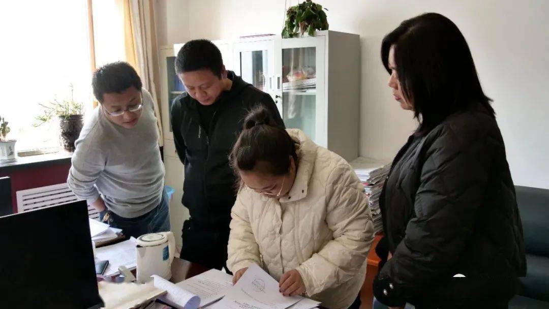 11月22日,延长县延安精神研究会相关负责人先后来到县高级中学,烈士