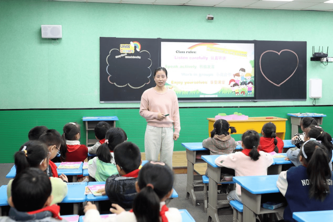 张家港市云盘小学陶晓敏老师教态亲切自然,英语口语流