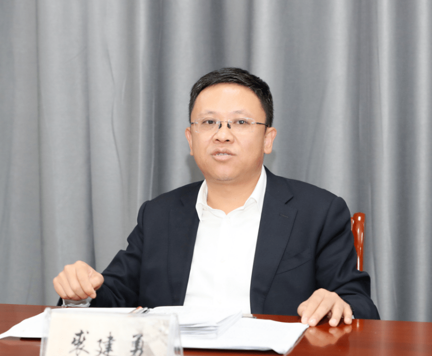 裘建勇在崇仁镇调研时强调:优化产业结构 释放发展动