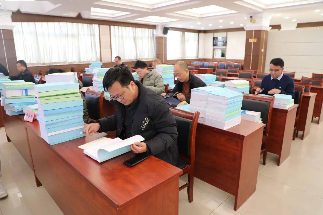 开标会现场,从验标,唱标到评标整个过程运作严谨,程序规范.