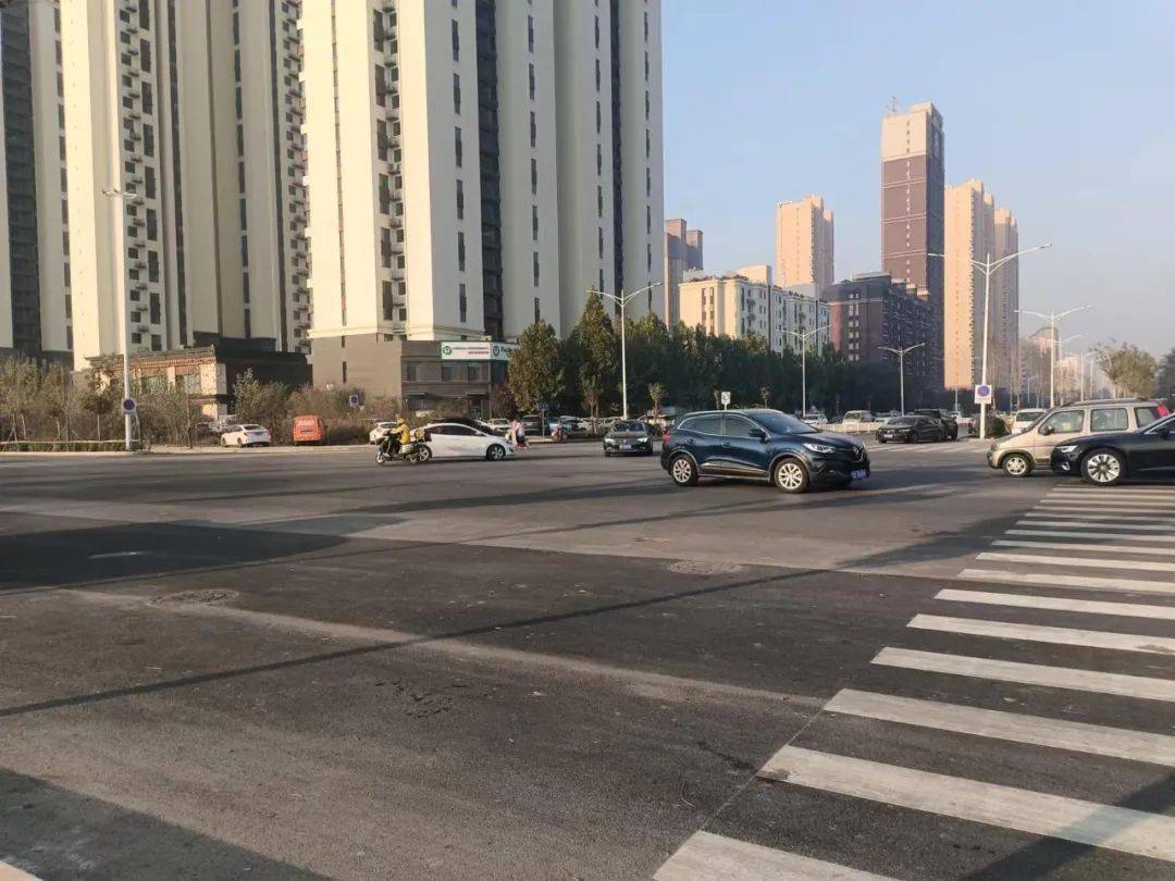 金专路与永华北大街相交的丁字路口无交通信号灯,人车混行